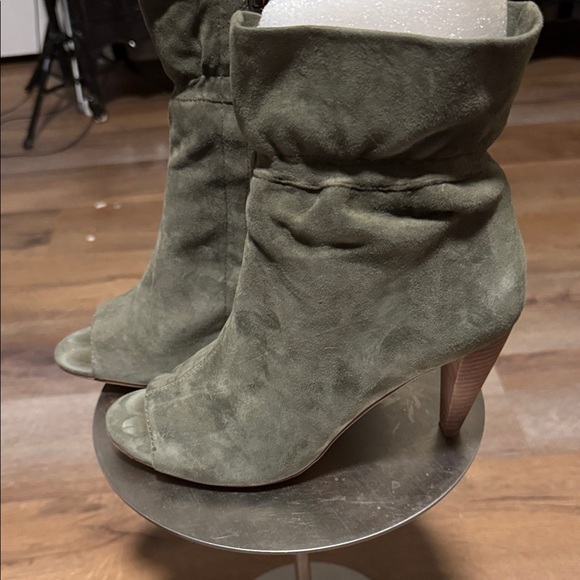 Pre-owne Vince Camuto olive green Suede Peep-Toe Boots - Picture 5 of 15
